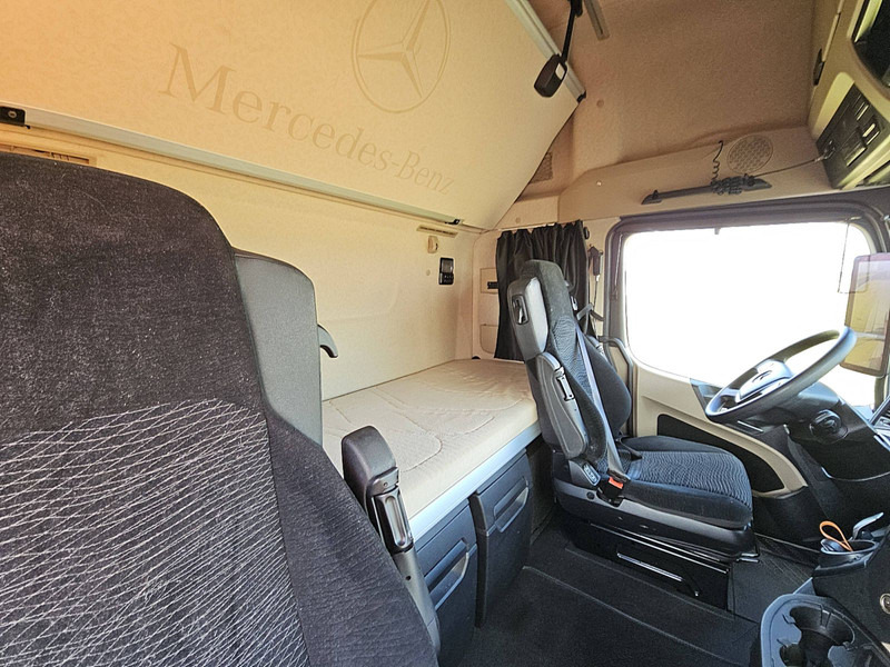 Interior photo 3: Cap tractor Mercedes-Benz ACTROS 1848 LS MP5 GIGASPACE