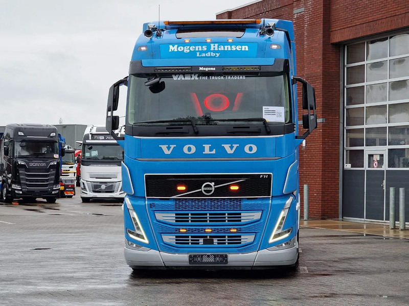 Volvo FH 13.500 Globetrotter 6x2 - I Save - PTO/hydraulics - Full air - Custom interior - Cap tractor: Foto 2 Volvo FH 13.500 Globetrotter 6x2 - I Save - PTO/hydraulics - Full air - Custom interior - Cap tractor: Foto 2