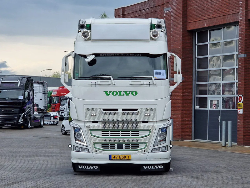 Volvo FH 13.540 Globetrotter 4x2 - Custom exterior - I parkcool - Navi - APK/TUV: 27-02-2026 - Cap tractor: Foto 2 Volvo FH 13.540 Globetrotter 4x2 - Custom exterior - I parkcool - Navi - APK/TUV: 27-02-2026 - Cap tractor: Foto 2