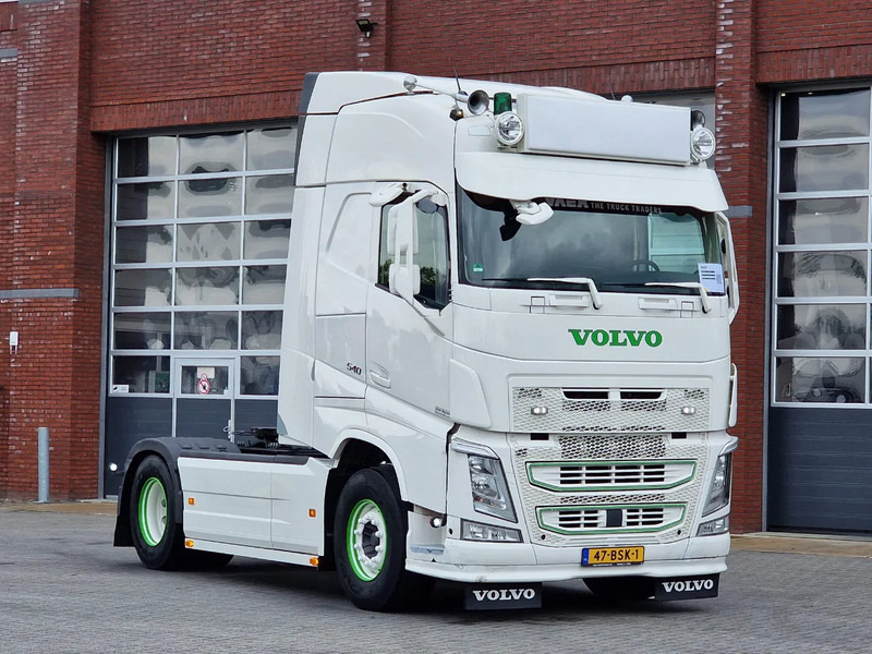 Volvo FH 13.540 Globetrotter 4x2 - Custom exterior - I parkcool - Navi - APK/TUV: 27-02-2026 - Cap tractor: Foto 1 Volvo FH 13.540 Globetrotter 4x2 - Custom exterior - I parkcool - Navi - APK/TUV: 27-02-2026 - Cap tractor: Foto 1