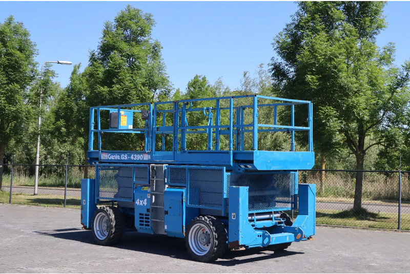 Genie GS-4390 RT | 15 METER | 680 KG - Platforma foarfeca: Foto 2 Genie GS-4390 RT | 15 METER | 680 KG - Platforma foarfeca: Foto 2