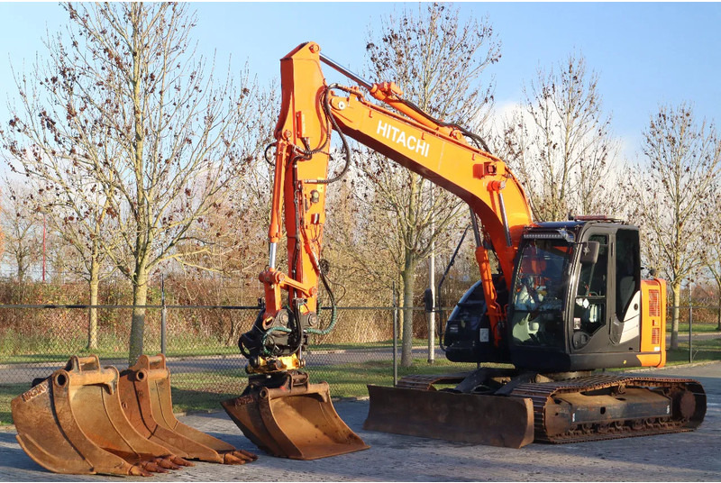 Hitachi ZX135 US-6 | ROTOTILT | DOZERBLADE | 2D GPS | 3X BUCKET - Excavator pe şenile: Foto 2 Hitachi ZX135 US-6 | ROTOTILT | DOZERBLADE | 2D GPS | 3X BUCKET - Excavator pe şenile: Foto 2