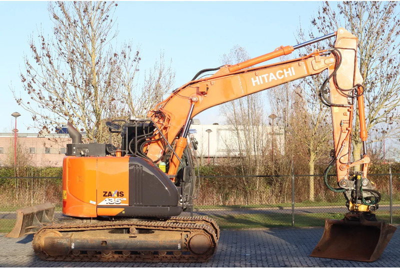 Hitachi ZX135 US-6 | ROTOTILT | DOZERBLADE | 2D GPS | 3X BUCKET - Excavator pe şenile: Foto 4 Hitachi ZX135 US-6 | ROTOTILT | DOZERBLADE | 2D GPS | 3X BUCKET - Excavator pe şenile: Foto 4