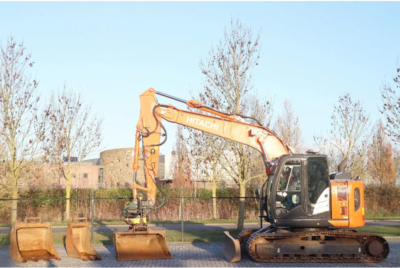 Hitachi ZX135 US-6 | ROTOTILT | DOZERBLADE | 2D GPS | 3X BUCKET - Excavator pe şenile: Foto 1 Hitachi ZX135 US-6 | ROTOTILT | DOZERBLADE | 2D GPS | 3X BUCKET - Excavator pe şenile: Foto 1