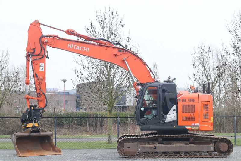 Hitachi ZX225 USRLC-6 | ROTOTILT | BUCKET | GOOD CONDITION - Excavator pe şenile: Foto 1 Hitachi ZX225 USRLC-6 | ROTOTILT | BUCKET | GOOD CONDITION - Excavator pe şenile: Foto 1