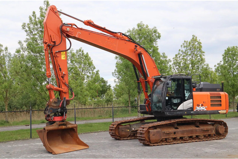 Hitachi ZX300 LC-6 | ROTOTILT | BUCKET | GPS - Excavator pe şenile: Foto 2 Hitachi ZX300 LC-6 | ROTOTILT | BUCKET | GPS - Excavator pe şenile: Foto 2