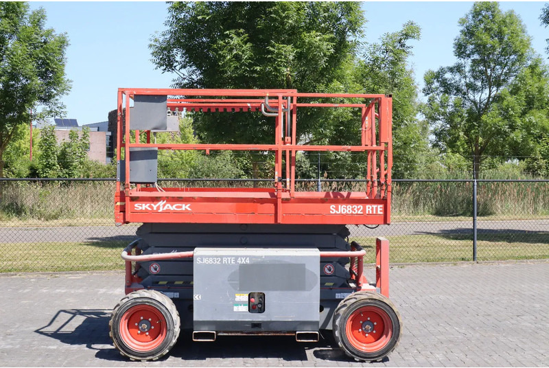 Skyjack SJ 6832 RTE | 12 METER | 454 KG - Platforma foarfeca: Foto 1 Skyjack SJ 6832 RTE | 12 METER | 454 KG - Platforma foarfeca: Foto 1