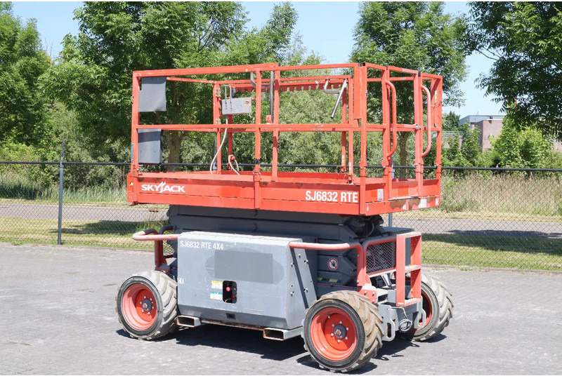 Skyjack SJ 6832 RTE | 12 METER | 454 KG - Platforma foarfeca: Foto 2 Skyjack SJ 6832 RTE | 12 METER | 454 KG - Platforma foarfeca: Foto 2