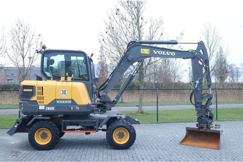 Volvo EW 60 E | DEMO | 30 KM/H | ROTOTILT + GRIPPER | BUCKET - Excavator pe roţi: Foto 4 Volvo EW 60 E | DEMO | 30 KM/H | ROTOTILT + GRIPPER | BUCKET - Excavator pe roţi: Foto 4