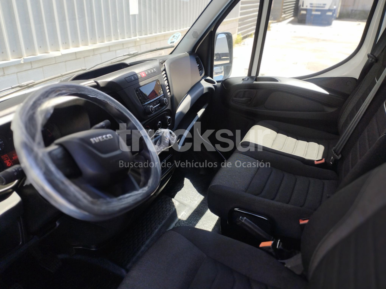 Interior photo 1: Autoutilitară box IVECO DAILY 35S16 F 12M3