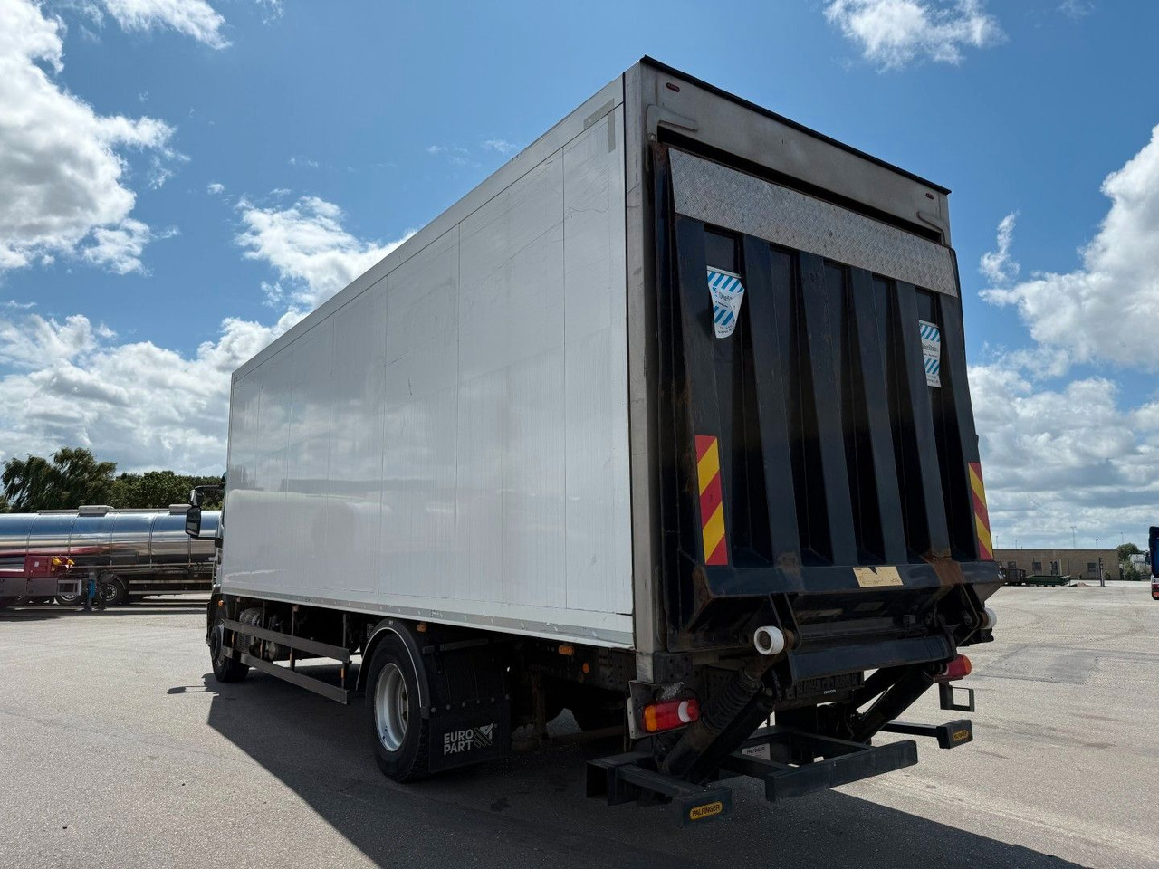 Iveco 180E32 Schmitz / Thermo King T-1200R Spectrum Iveco 180E32 Schmitz / Thermo King T-1200R Spectrum - Camion frigider: Foto 4 Iveco 180E32 Schmitz / Thermo King T-1200R Spectrum Iveco 180E32 Schmitz / Thermo King T-1200R Spectrum - Camion frigider: Foto 4