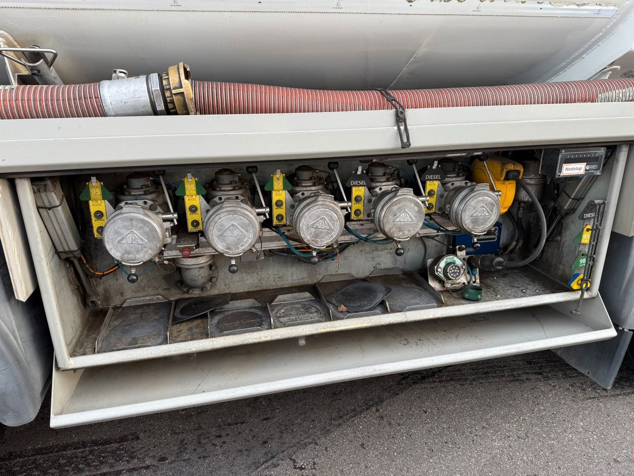 MAN TGS 35.480 8x2*6 Euro 6 23.000 l ADR Tanktruck - Camion cisternă: Foto 5 MAN TGS 35.480 8x2*6 Euro 6 23.000 l ADR Tanktruck - Camion cisternă: Foto 5