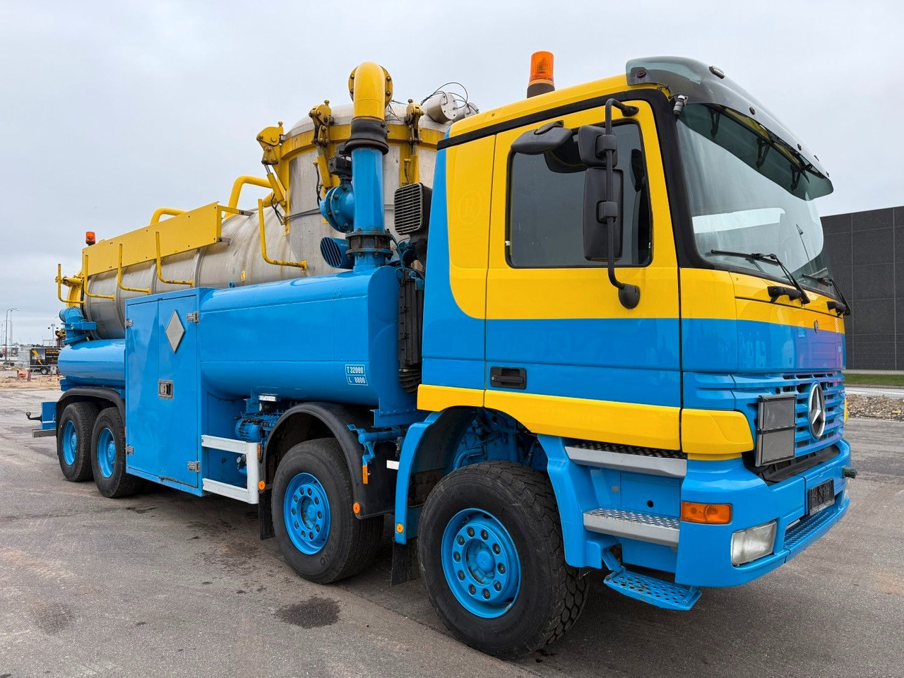 Mercedes-Benz Actros 4140 8x4 KOKS MEGAVAC 8000 ADR Dry Vac - Maşină pentru vidanjări: Foto 2 Mercedes-Benz Actros 4140 8x4 KOKS MEGAVAC 8000 ADR Dry Vac - Maşină pentru vidanjări: Foto 2