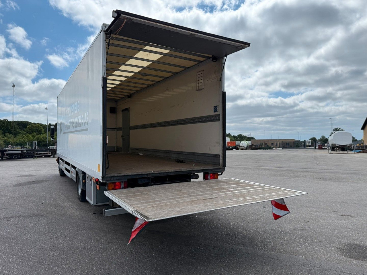 Mercedes-Benz Atego 1218 4x2 Euro 5 8,0 m. koffer - Camion furgon: Foto 5 Mercedes-Benz Atego 1218 4x2 Euro 5 8,0 m. koffer - Camion furgon: Foto 5