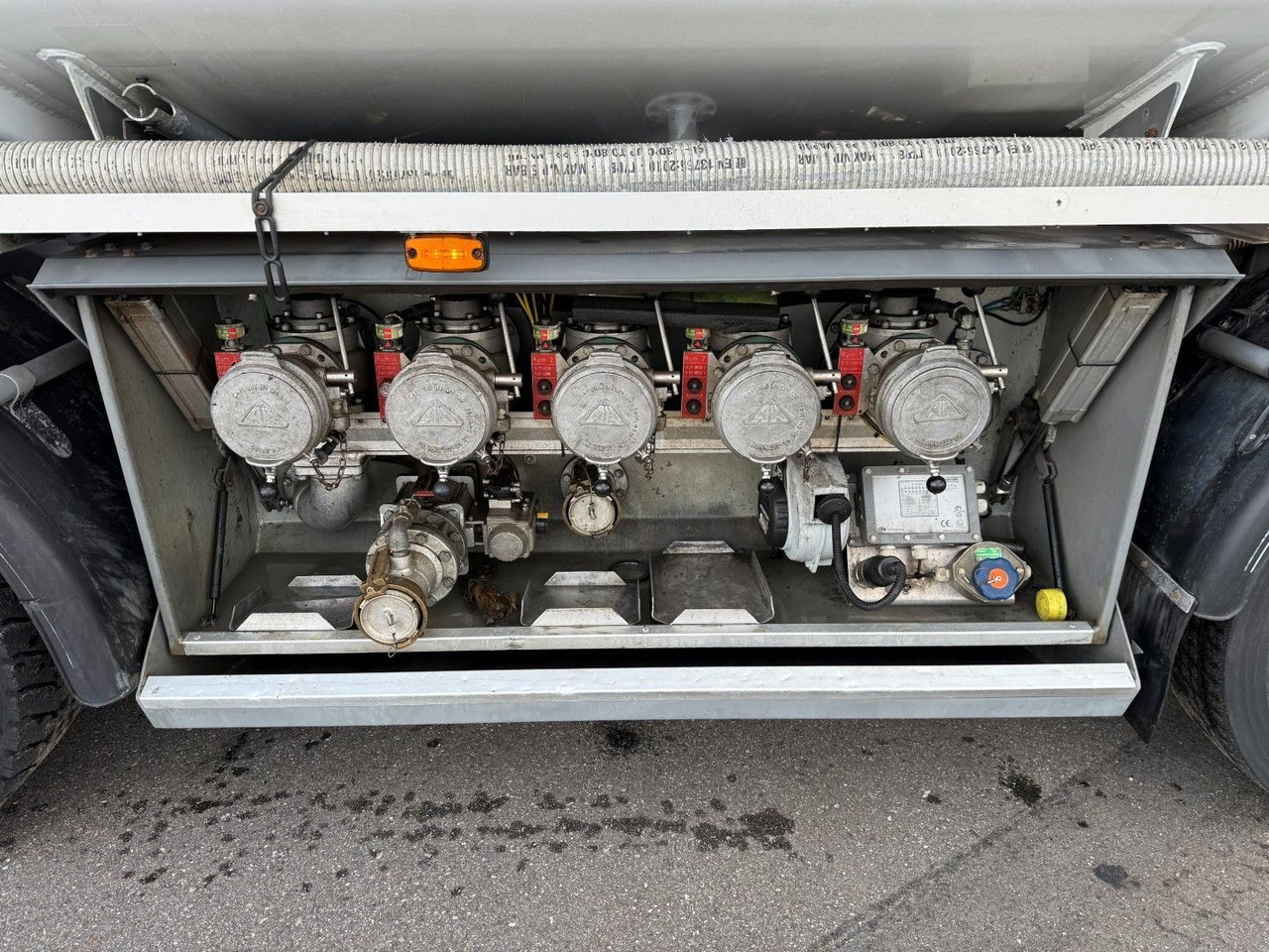 Camion cisternă Scania P400 8x2*6 HMK Bilcon 24.000 l. ADR Euro 5: Foto 6 Camion cisternă Scania P400 8x2*6 HMK Bilcon 24.000 l. ADR Euro 5: Foto 6