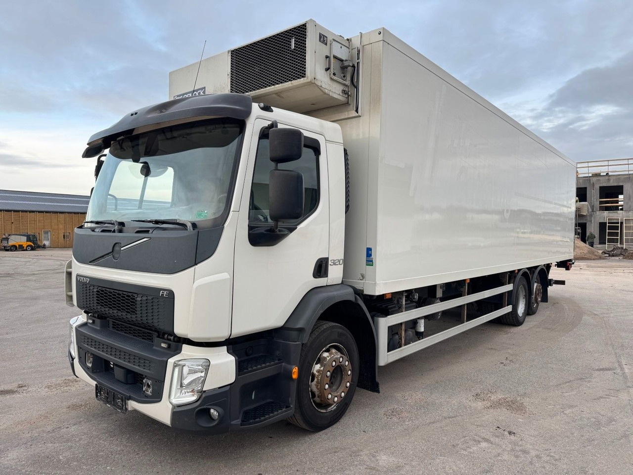 Volvo FE320 6x2*4 Frigoblock FK25SL 9.9 m Frigobox - Camion frigider: Foto 1 Volvo FE320 6x2*4 Frigoblock FK25SL 9.9 m Frigobox - Camion frigider: Foto 1