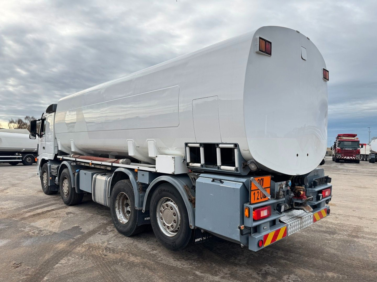 Volvo FM 440 8x2*6 24.000 l. ADR Tanktruck - Camion cisternă: Foto 4 Volvo FM 440 8x2*6 24.000 l. ADR Tanktruck - Camion cisternă: Foto 4