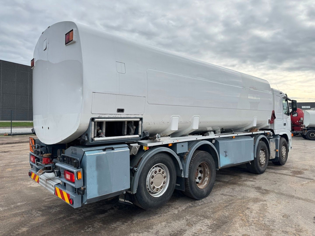 Volvo FM 440 8x2*6 24.000 l. ADR Tanktruck - Camion cisternă: Foto 3 Volvo FM 440 8x2*6 24.000 l. ADR Tanktruck - Camion cisternă: Foto 3