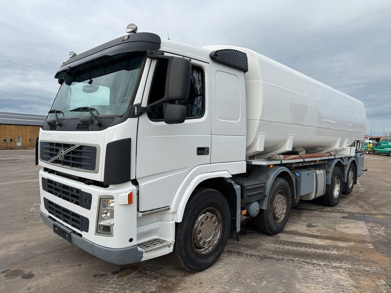 Volvo FM 440 8x2*6 24.000 l. ADR Tanktruck - Camion cisternă: Foto 1 Volvo FM 440 8x2*6 24.000 l. ADR Tanktruck - Camion cisternă: Foto 1