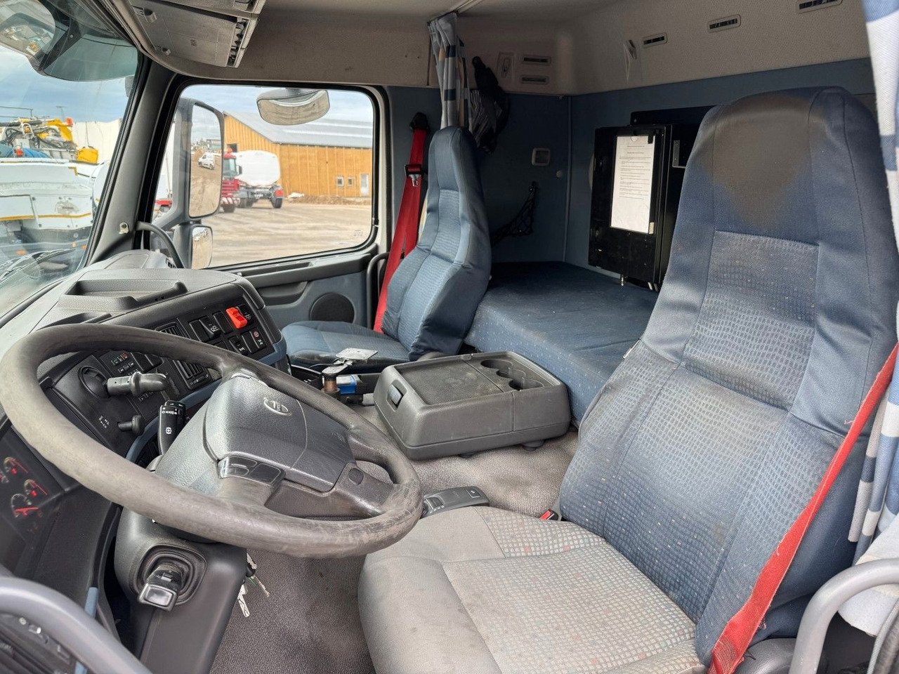 Volvo FM 440 8x2*6 24.000 l. ADR Tanktruck - Camion cisternă: Foto 5 Volvo FM 440 8x2*6 24.000 l. ADR Tanktruck - Camion cisternă: Foto 5