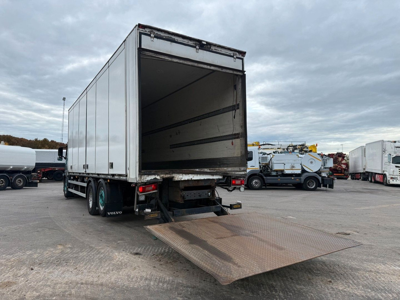 Volvo FM330 6x2*4 Carrier Supra 1050 Nordic - Camion frigider: Foto 5 Volvo FM330 6x2*4 Carrier Supra 1050 Nordic - Camion frigider: Foto 5