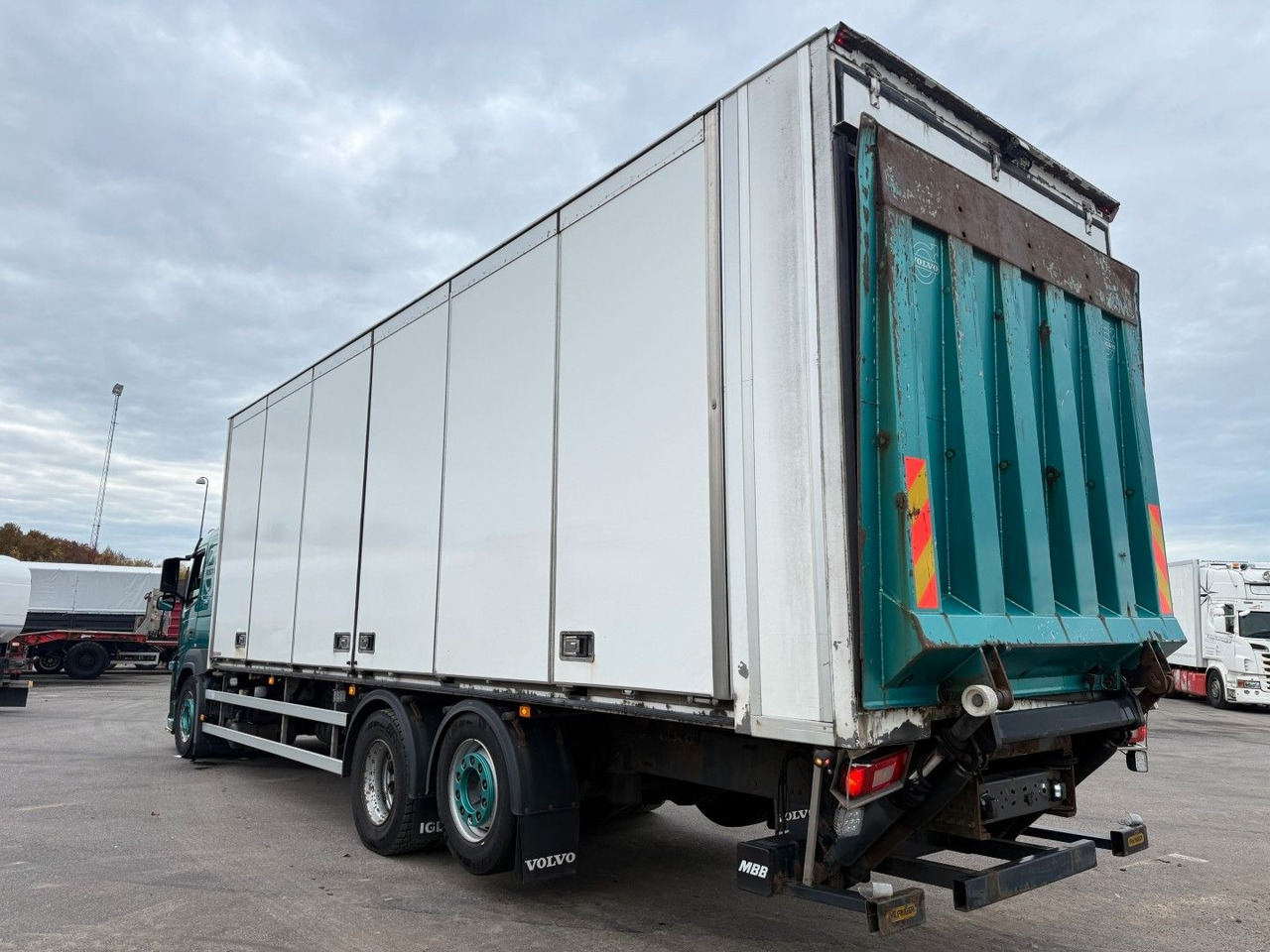 Volvo FM330 6x2*4 Carrier Supra 1050 Nordic - Camion frigider: Foto 4 Volvo FM330 6x2*4 Carrier Supra 1050 Nordic - Camion frigider: Foto 4