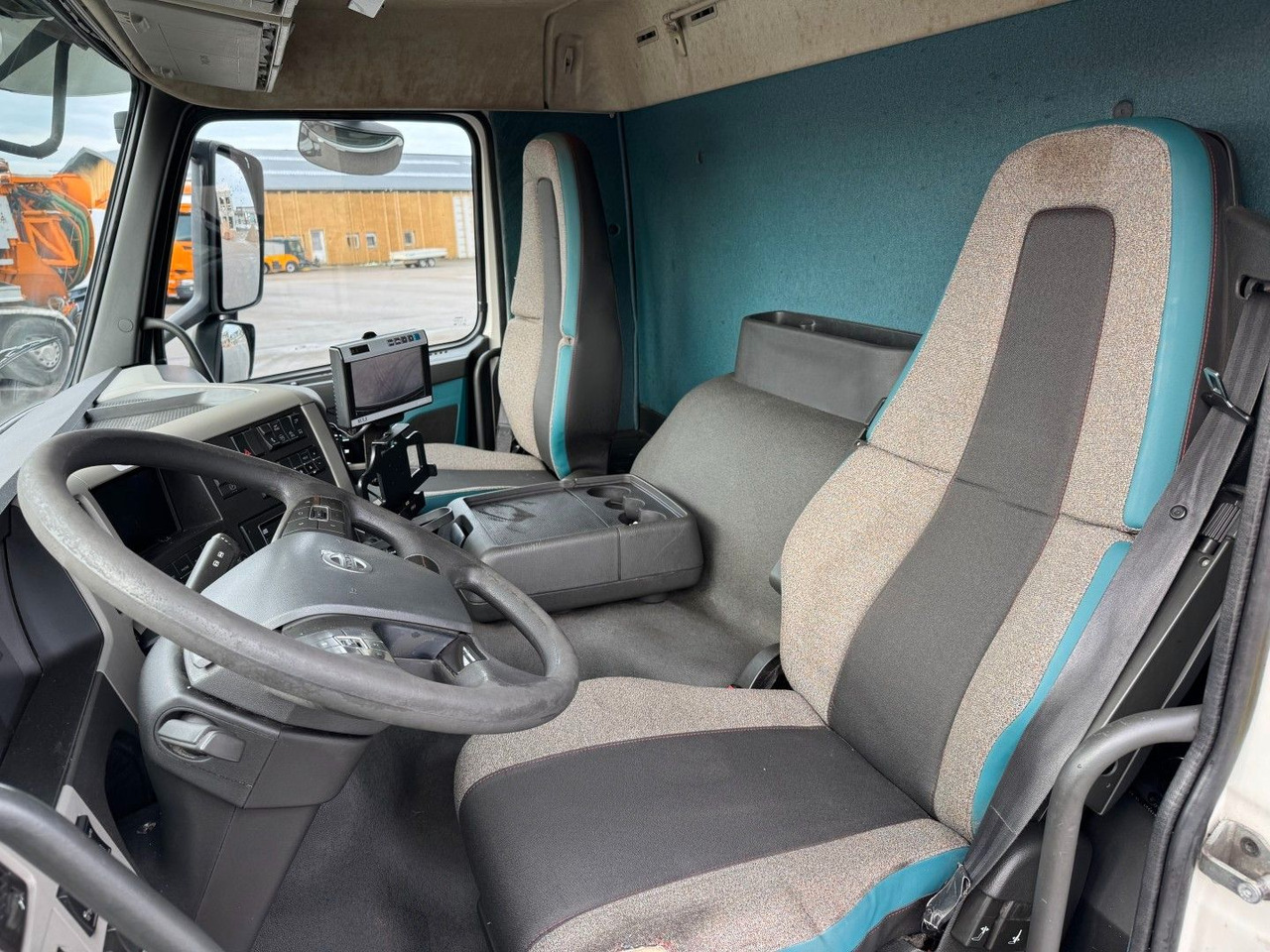 Volvo FM330 6x2*4 Carrier Supra 1250 Mt 9,9m (defekt f - Camion frigider: Foto 5 Volvo FM330 6x2*4 Carrier Supra 1250 Mt 9,9m (defekt f - Camion frigider: Foto 5