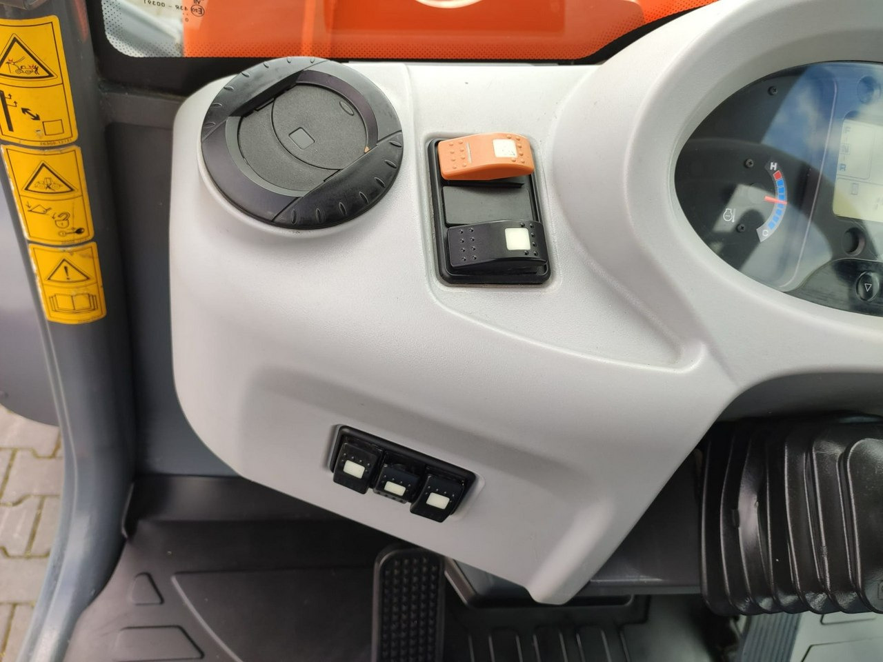 Încărcător frontal pe pneuri Hitachi ZW75 Wheel Loader Szybko-Złącze Widły Stan Bardzo Dobry: Foto 16 Încărcător frontal pe pneuri Hitachi ZW75 Wheel Loader Szybko-Złącze Widły Stan Bardzo Dobry: Foto 16