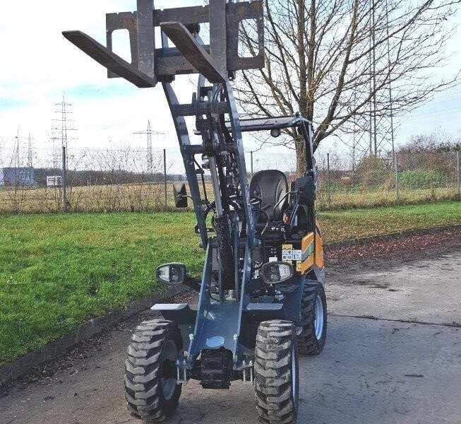 Giant G 2200 E X-Tra Elektro - Mini încărcător: Foto 2 Giant G 2200 E X-Tra Elektro - Mini încărcător: Foto 2