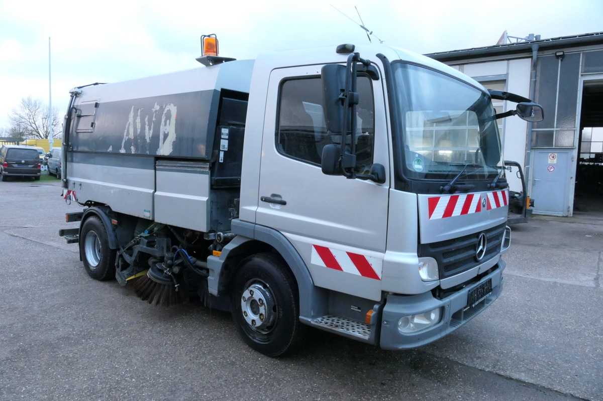 MERCEDES-BENZ Atego 1018 Rechtslenker Schmidt SK 500 R Rückfah - Măturătoare stradală: Foto 3 MERCEDES-BENZ Atego 1018 Rechtslenker Schmidt SK 500 R Rückfah - Măturătoare stradală: Foto 3