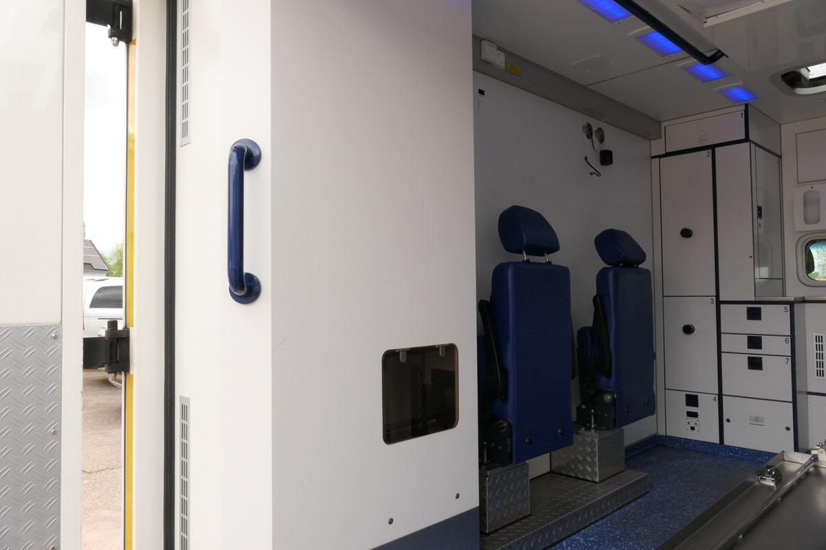 Ambulanță MERCEDES-BENZ Sprinter 519 CDI Klima Krankenwagen: Foto 9 Ambulanță MERCEDES-BENZ Sprinter 519 CDI Klima Krankenwagen: Foto 9