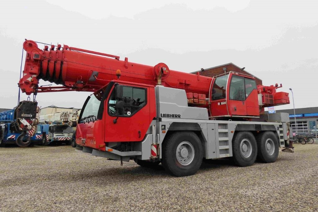 Liebherr LTM 1055-3.2 - Macara tot teren: Foto 1 Liebherr LTM 1055-3.2 - Macara tot teren: Foto 1