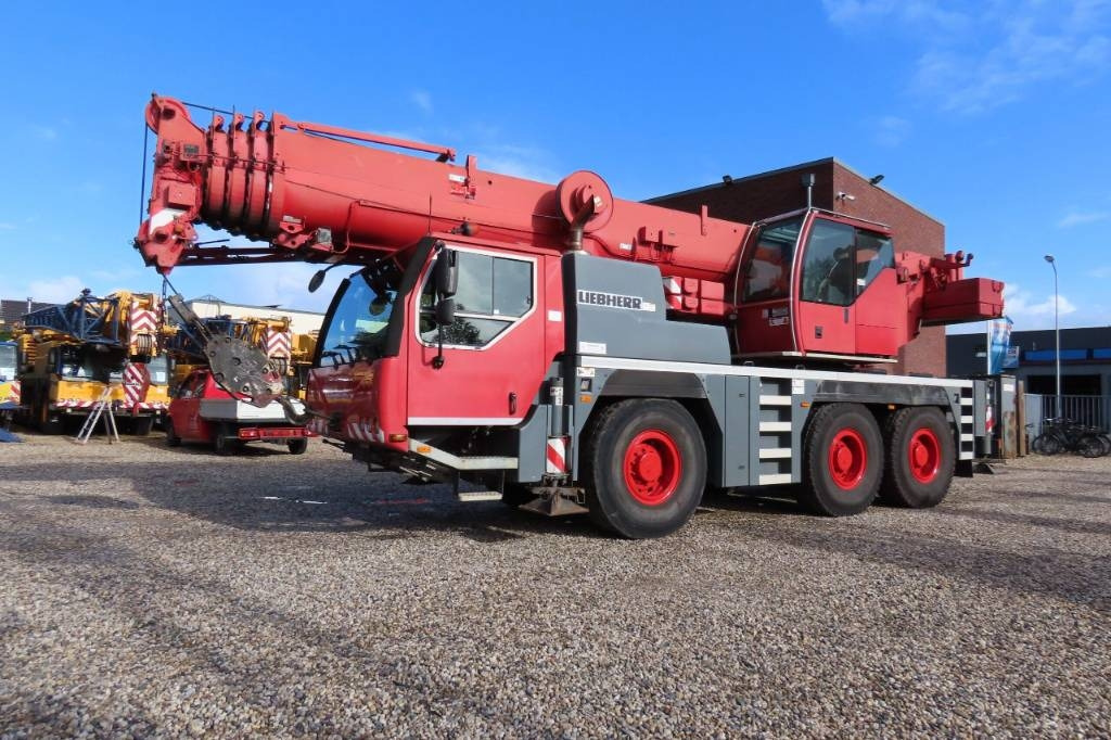 Liebherr LTM 1055-3.2 - Macara tot teren: Foto 1 Liebherr LTM 1055-3.2 - Macara tot teren: Foto 1