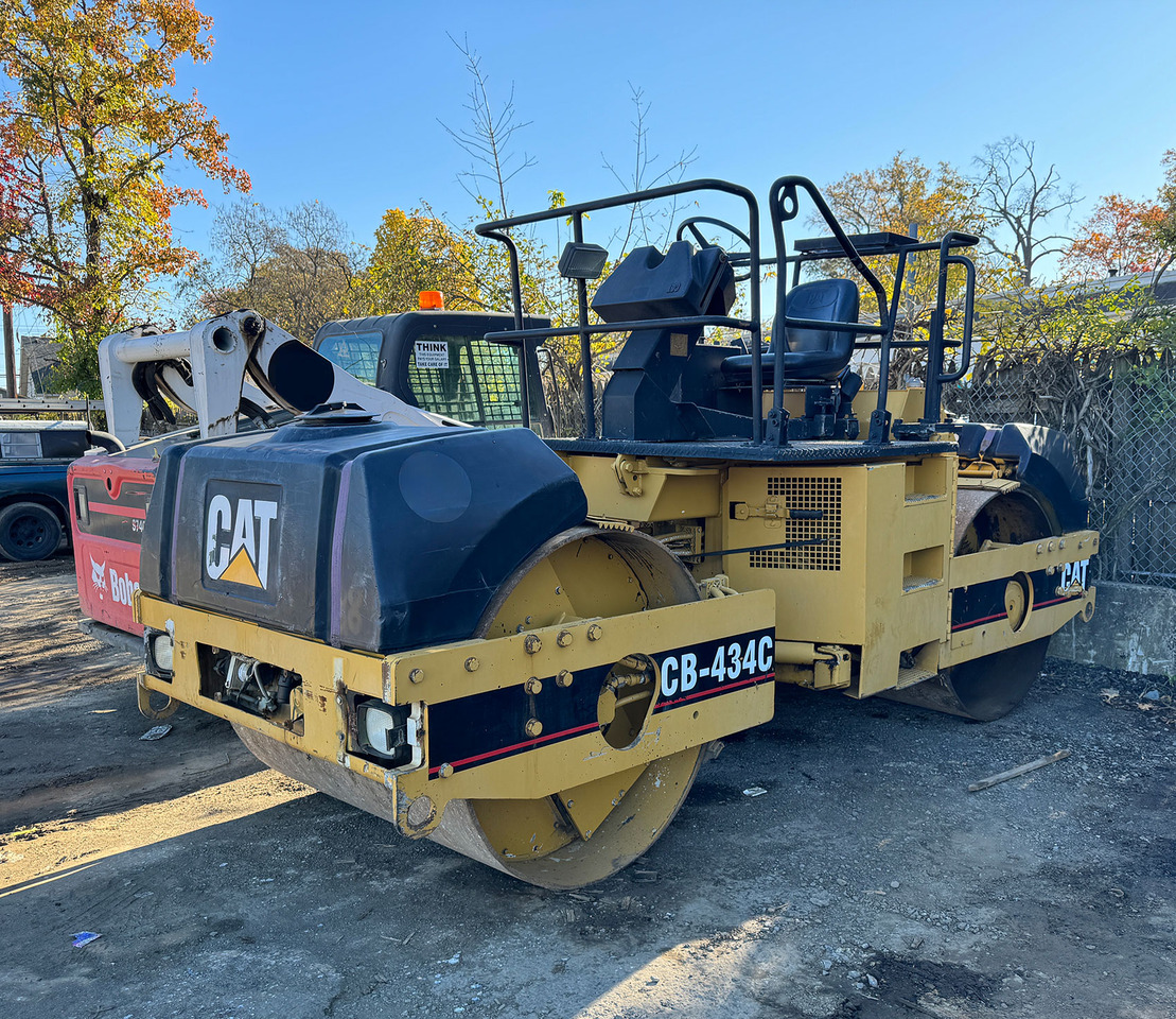 Caterpillar CB-434C - Cilindru compactor pentru asfalt: Foto 2 Caterpillar CB-434C - Cilindru compactor pentru asfalt: Foto 2