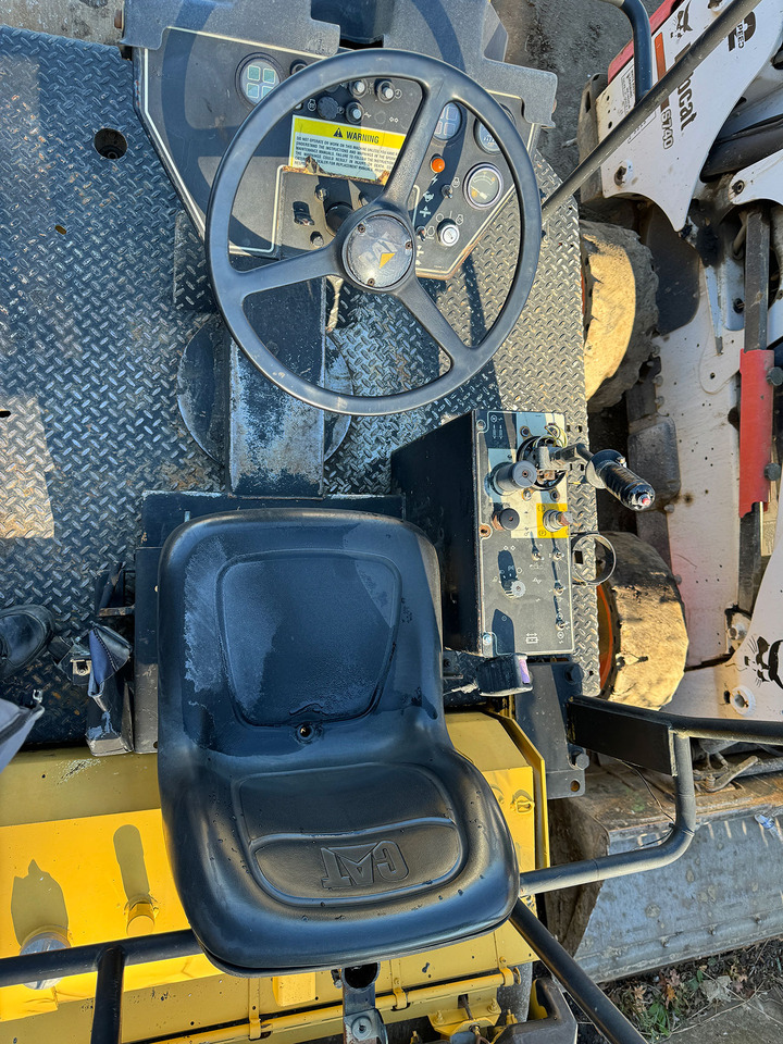 Caterpillar CB-434C - Cilindru compactor pentru asfalt: Foto 5 Caterpillar CB-434C - Cilindru compactor pentru asfalt: Foto 5