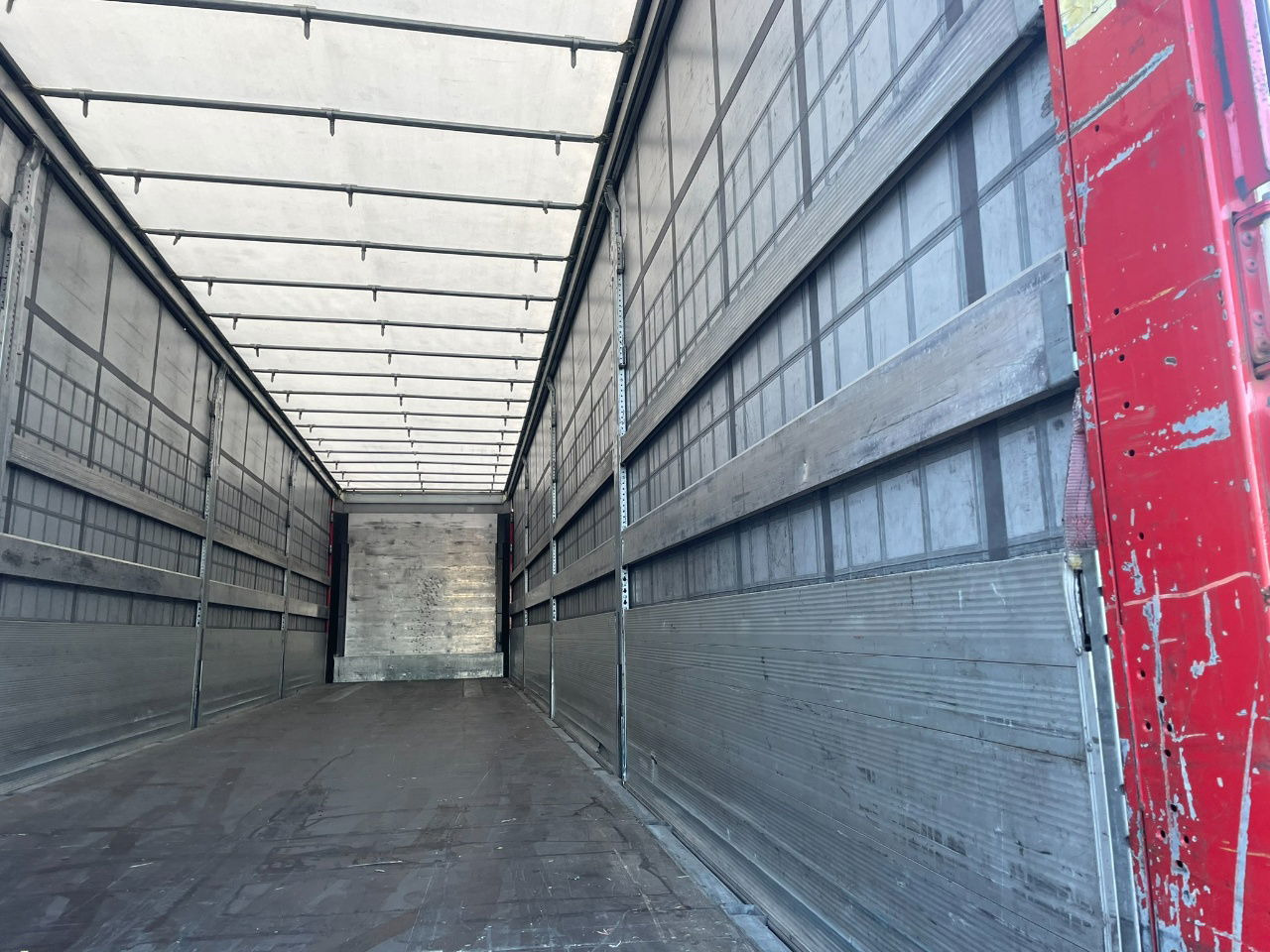 Semiremorcă prelată Schmitz Cargobull SCB-S3T EN 12642-XL / Allu borden / disc brakes / 2 x toolbox / tuf 4-2026: Foto 6 Semiremorcă prelată Schmitz Cargobull SCB-S3T EN 12642-XL / Allu borden / disc brakes / 2 x toolbox / tuf 4-2026: Foto 6