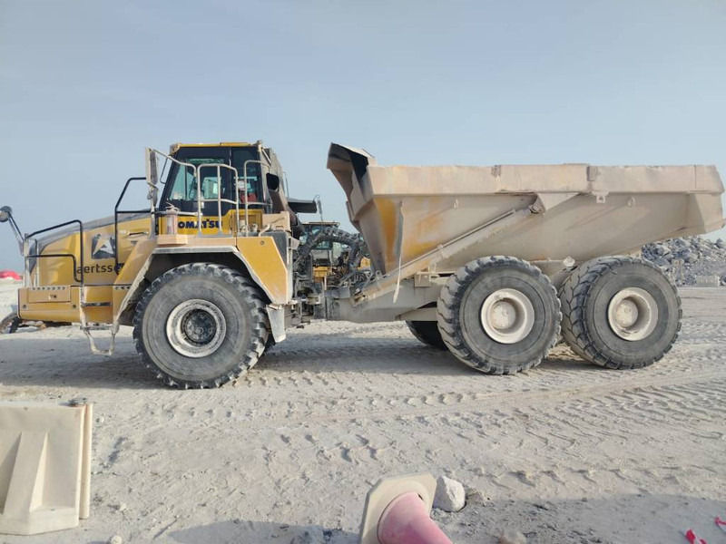 Komatsu HM400-3R (4 pieces available in Abu Dhabi) - Camion articulat: Foto 1 Komatsu HM400-3R (4 pieces available in Abu Dhabi) - Camion articulat: Foto 1