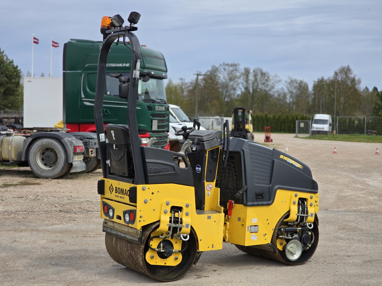 BOMAG BW80-AD5 - Mini cilindru compactor: Foto 3 BOMAG BW80-AD5 - Mini cilindru compactor: Foto 3