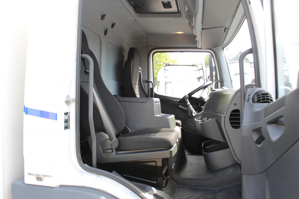 Mercedes-Benz Atego 1221 E6 Koffer Klima LDW Schalter LBW - Camion furgon: Foto 4 Mercedes-Benz Atego 1221 E6 Koffer Klima LDW Schalter LBW - Camion furgon: Foto 4