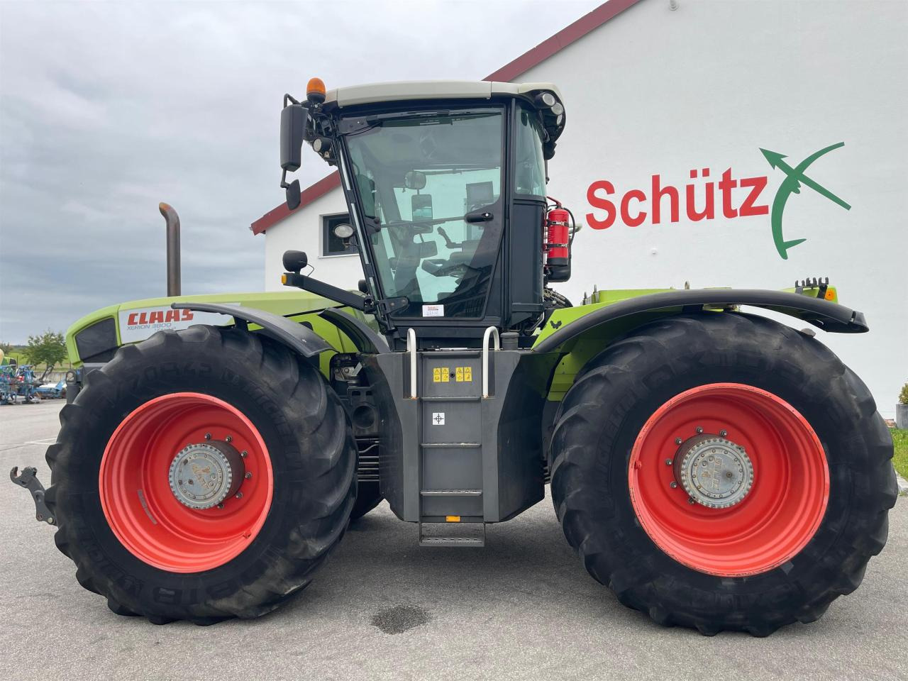 CLAAS Xerion 3800 Trac PTO mit GPS S3 mit Frontkraftheber und Heckzapfwelle, kommt vom Erstbesitzer, gepfl - Tractor agricol: Foto 5 CLAAS Xerion 3800 Trac PTO mit GPS S3 mit Frontkraftheber und Heckzapfwelle, kommt vom Erstbesitzer, gepfl - Tractor agricol: Foto 5