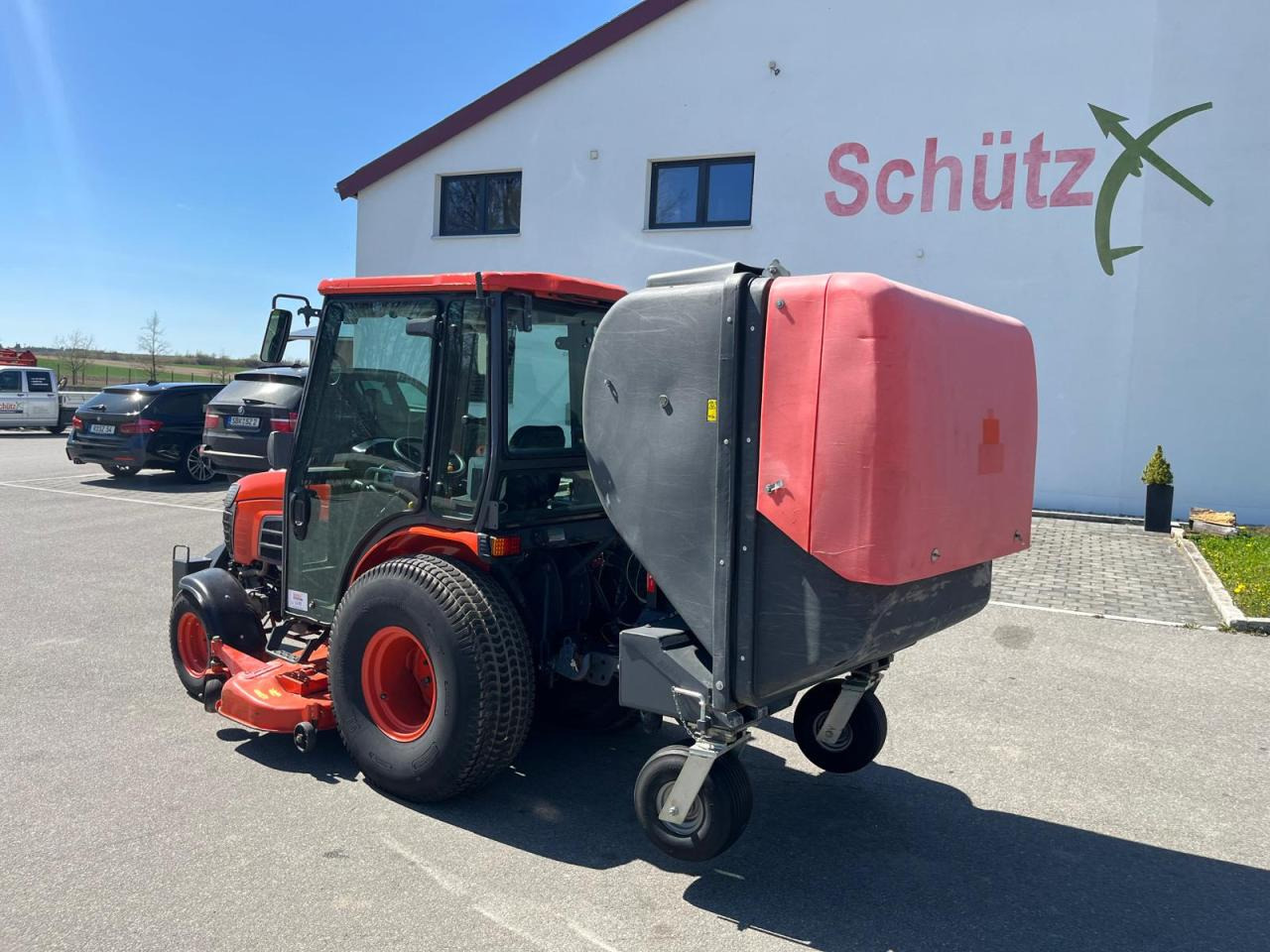 Kubota B3030 Grüngutbehälter Hochentlader - Maşină de tuns iarba: Foto 3 Kubota B3030 Grüngutbehälter Hochentlader - Maşină de tuns iarba: Foto 3