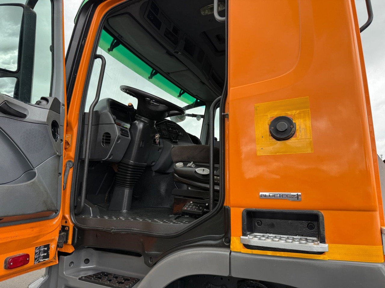 Mercedes-Benz Actros 3341 6x6 Hydraulikpumpe + Tank - Camion şasiu: Foto 3 Mercedes-Benz Actros 3341 6x6 Hydraulikpumpe + Tank - Camion şasiu: Foto 3
