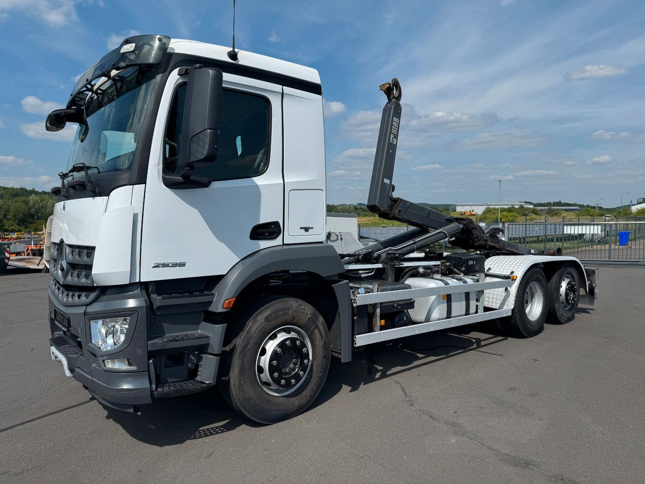 Mercedes-Benz Arocs 2535 6x2 Hiab XR 21S59 + Kranhydraulik - Camion cu cârlig: Foto 5 Mercedes-Benz Arocs 2535 6x2 Hiab XR 21S59 + Kranhydraulik - Camion cu cârlig: Foto 5