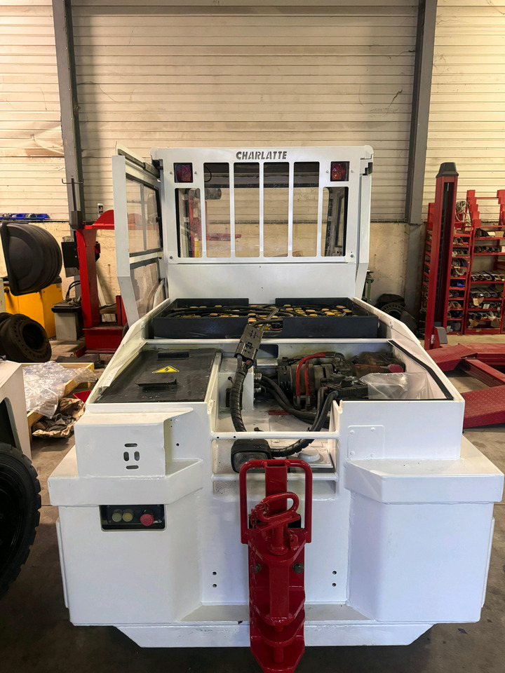 Charlatte 2012 - Tractor pentru bagaje: Foto 5 Charlatte 2012 - Tractor pentru bagaje: Foto 5