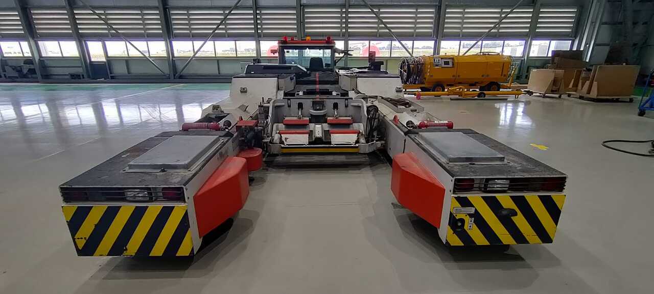 Douglas - Kalmar 280 - Tractor pentru aeronave: Foto 1 Douglas - Kalmar 280 - Tractor pentru aeronave: Foto 1