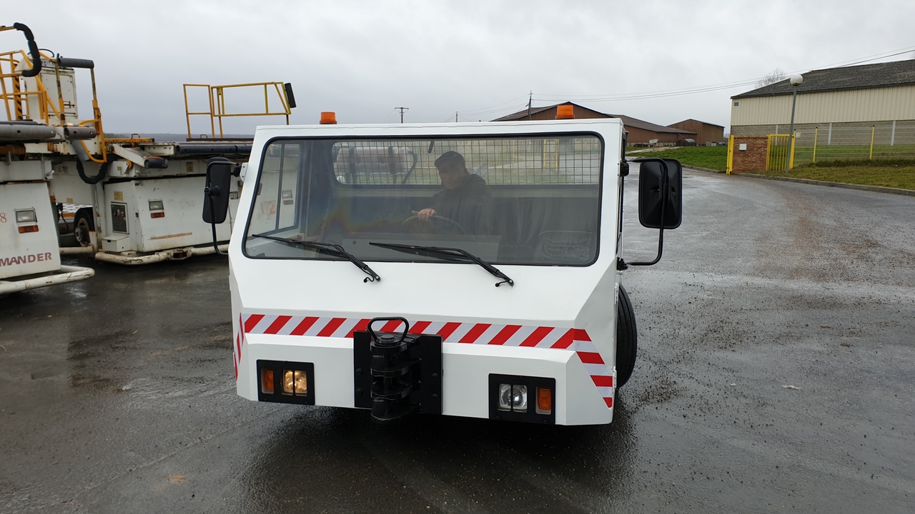 SOVAM K100 - Tractor pentru aeronave: Foto 4 SOVAM K100 - Tractor pentru aeronave: Foto 4