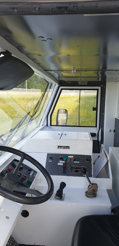 SOVAM K250 - Tractor pentru aeronave: Foto 4 SOVAM K250 - Tractor pentru aeronave: Foto 4