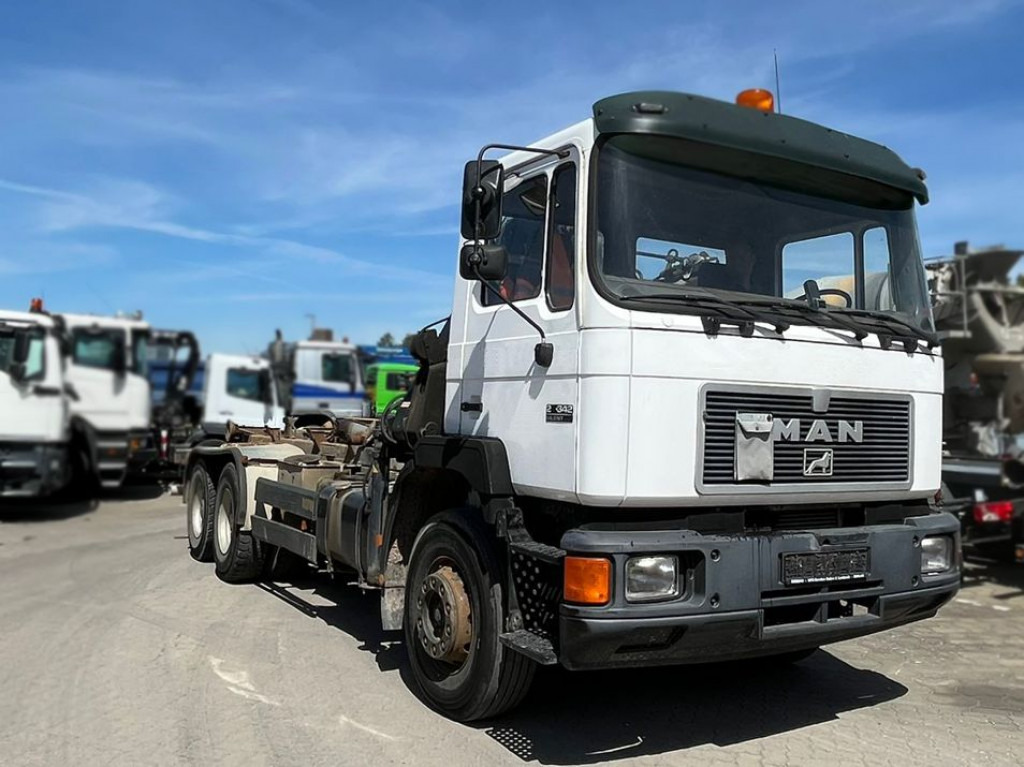 MAN F2000 27.342 6x4 Abrollkipper mit Kran - Camion cu cârlig, Camion cu macara: Foto 2 MAN F2000 27.342 6x4 Abrollkipper mit Kran - Camion cu cârlig, Camion cu macara: Foto 2
