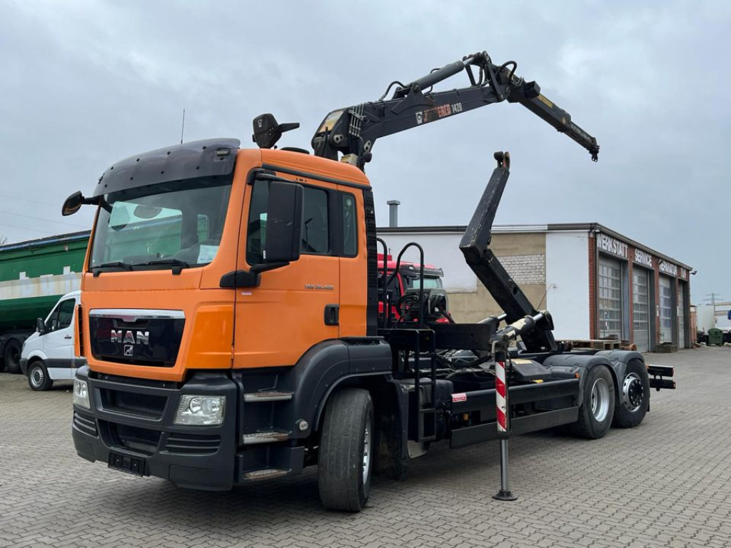 MAN TG-S 26.400 6x4H-2 BL Abrollkipper mit Kran Lift Lenk - Camion cu cârlig, Camion cu macara: Foto 1 MAN TG-S 26.400 6x4H-2 BL Abrollkipper mit Kran Lift Lenk - Camion cu cârlig, Camion cu macara: Foto 1