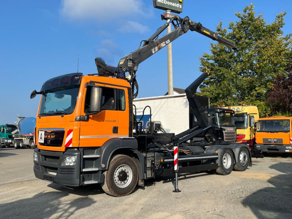MAN TG-S 26.400 6x4H-2 BL Abrollkipper mit Kran Lift Lenk - Camion cu cârlig, Camion cu macara: Foto 1 MAN TG-S 26.400 6x4H-2 BL Abrollkipper mit Kran Lift Lenk - Camion cu cârlig, Camion cu macara: Foto 1